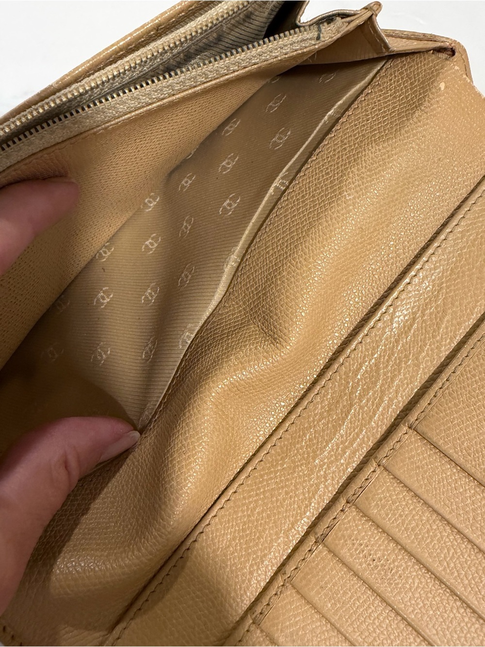 Chanel button bifold long wallet in Tan leather - Picture 10 of 16